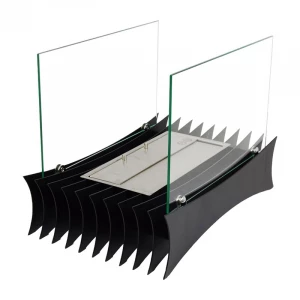 Svart ståletanolkamin i unik design med glaspaneler som förhöjer effekten av lågorna.